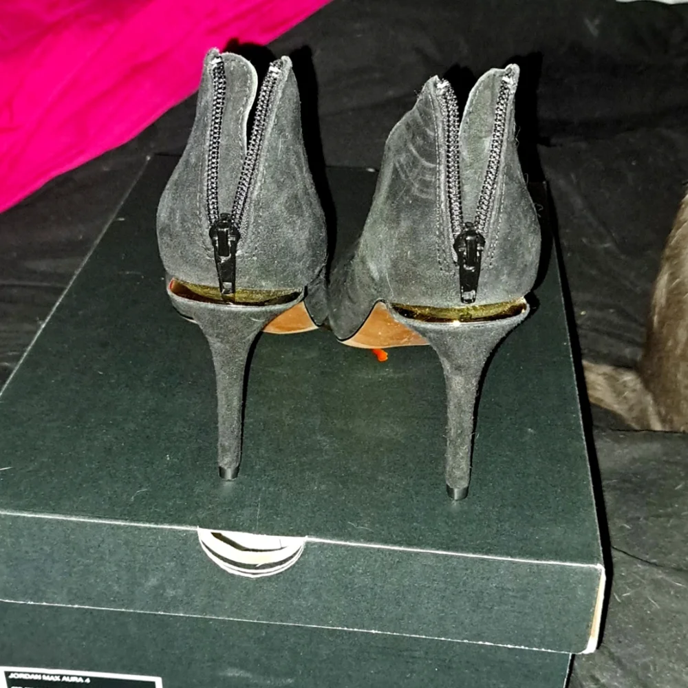 Heels - Picture 2 of 2